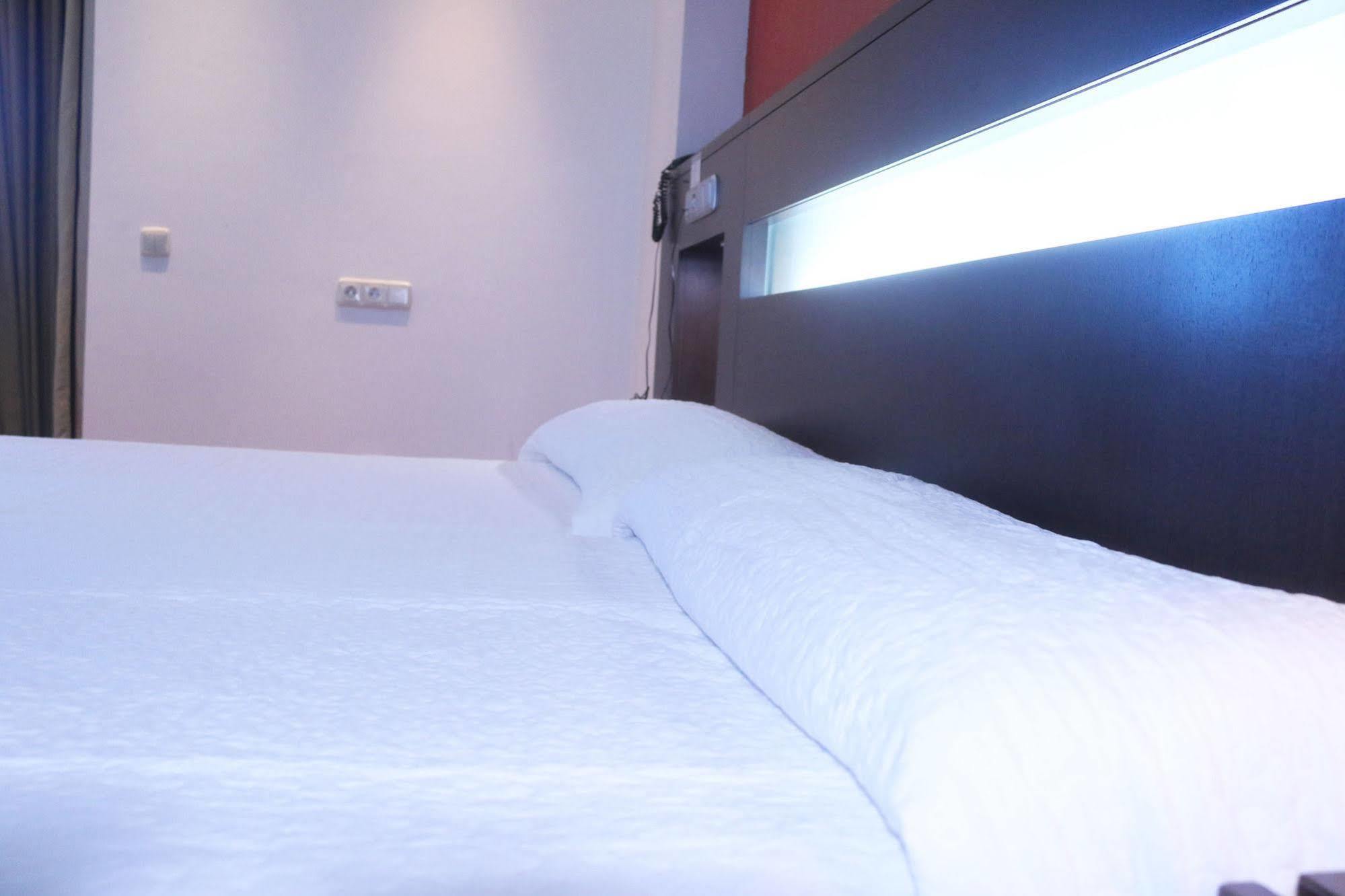 Hotel La Cantuena (Adults Only) Фуенлабрада Екстериор снимка